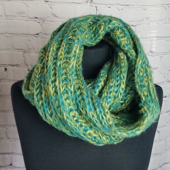 Basico Green Scarf   - Picture 1 of 9
